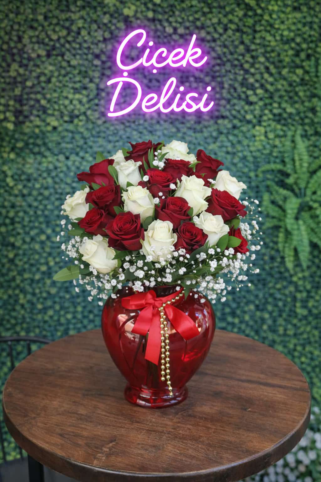 Kalp Vazoda K�rm�z� Beyaz G�l